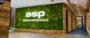 ASP Empfangsbereich mit grüner Mooswand und Firmenlogo in modernem Bürogebäude mit Holzelementen
